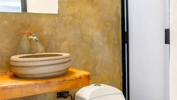 Regadera, toallas, papel de baño