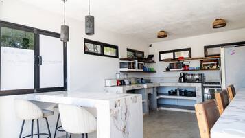 Kjøleskap, mikrobølgeovn, ovn og kokeplater