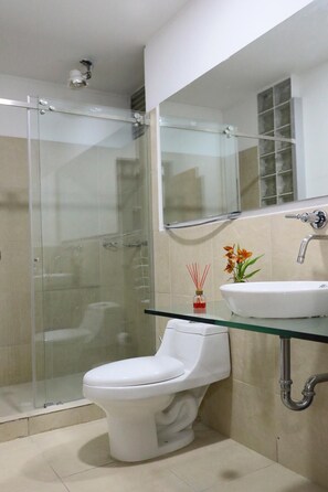 Shower, hair dryer, towels, soap - 2BR Cali Apt With AC & Fast WiFi – Near Tequendama (Cali)