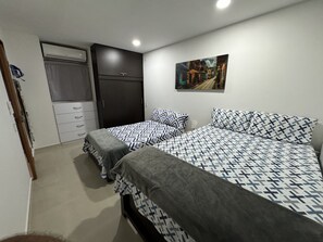 2 Schlafzimmer, Zimmersafe, Schreibtisch, Bügeleisen/Bügelbrett