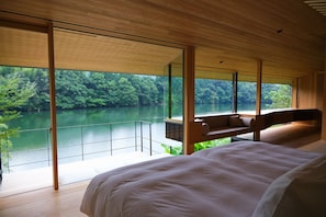 Suite ejecutiva | Minibar, decoración personalizada y escritorio