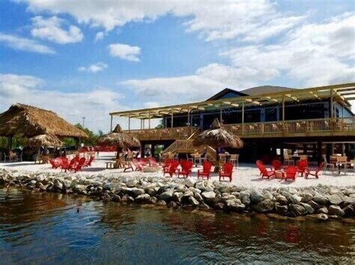 Waterfront Paradise with heated pool and access to the Gulf of America 