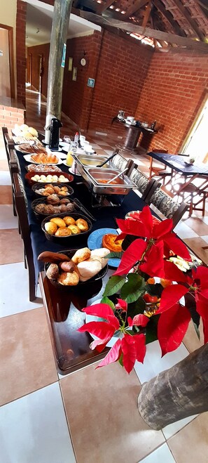 Café da manhã com buffet grátis todos os dias