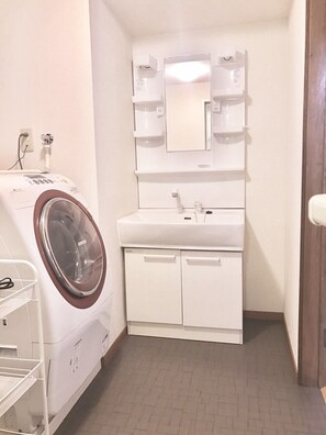 Ferienhaus (Private Vacation Home) | Badezimmer | Badewanne und Dusche (separat), kostenlose Toilettenartikel