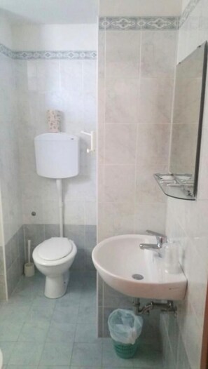 Habitación triple estándar | Baño | Toallas 