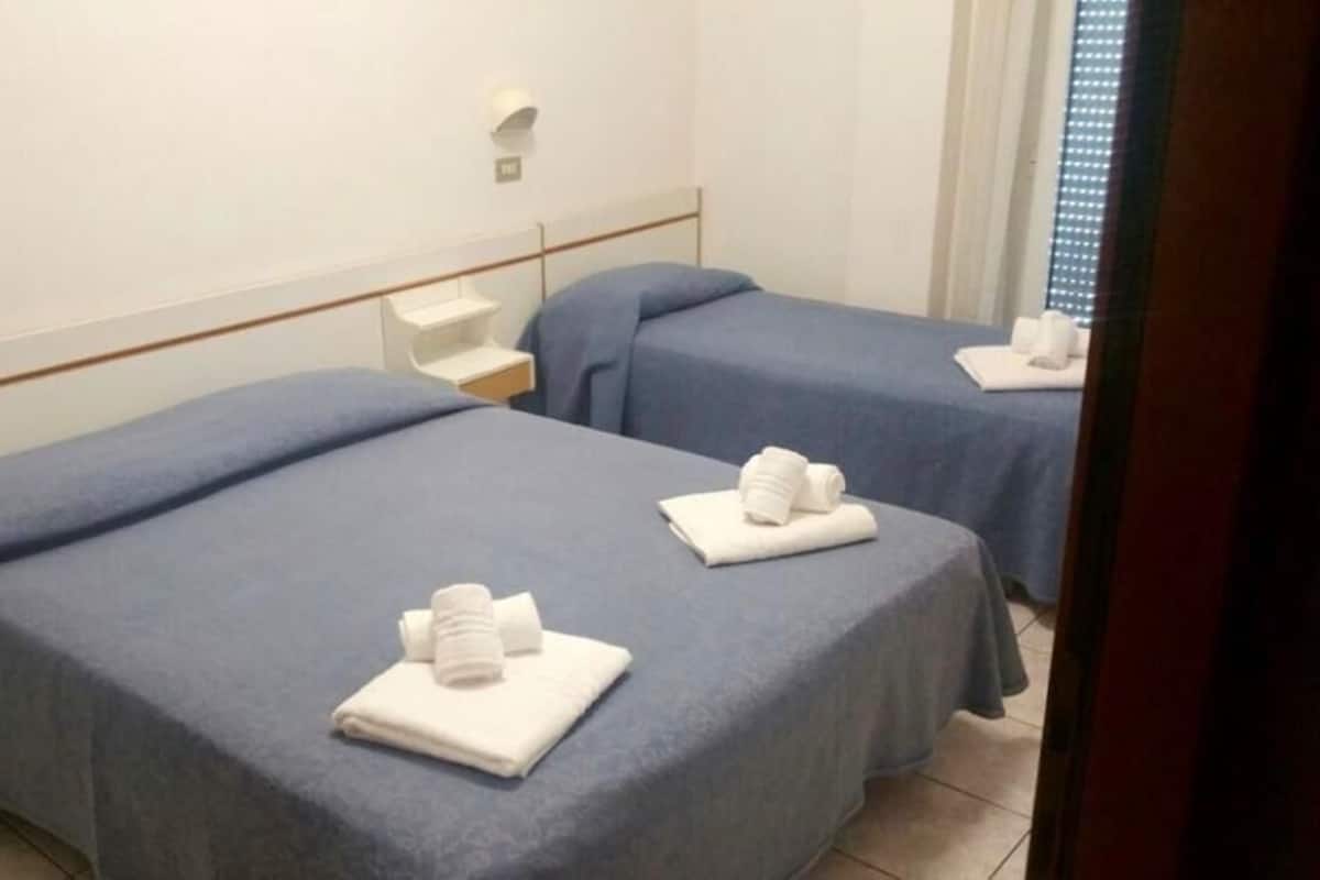Standard Triple Room | In-room safe, blackout curtains, soundproofing, bed sheets