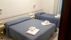 Habitación triple estándar | Caja de seguridad en la habitación, cortinas blackout y insonorización 