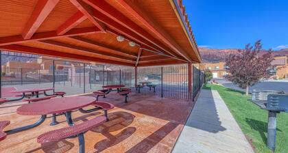 Lovely townhome near town with pool, hot tub, playground, patio & tennis