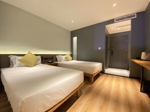 In-room safe, desk, laptop workspace, blackout curtains - Yunfan Hotel (Phnom Penh)