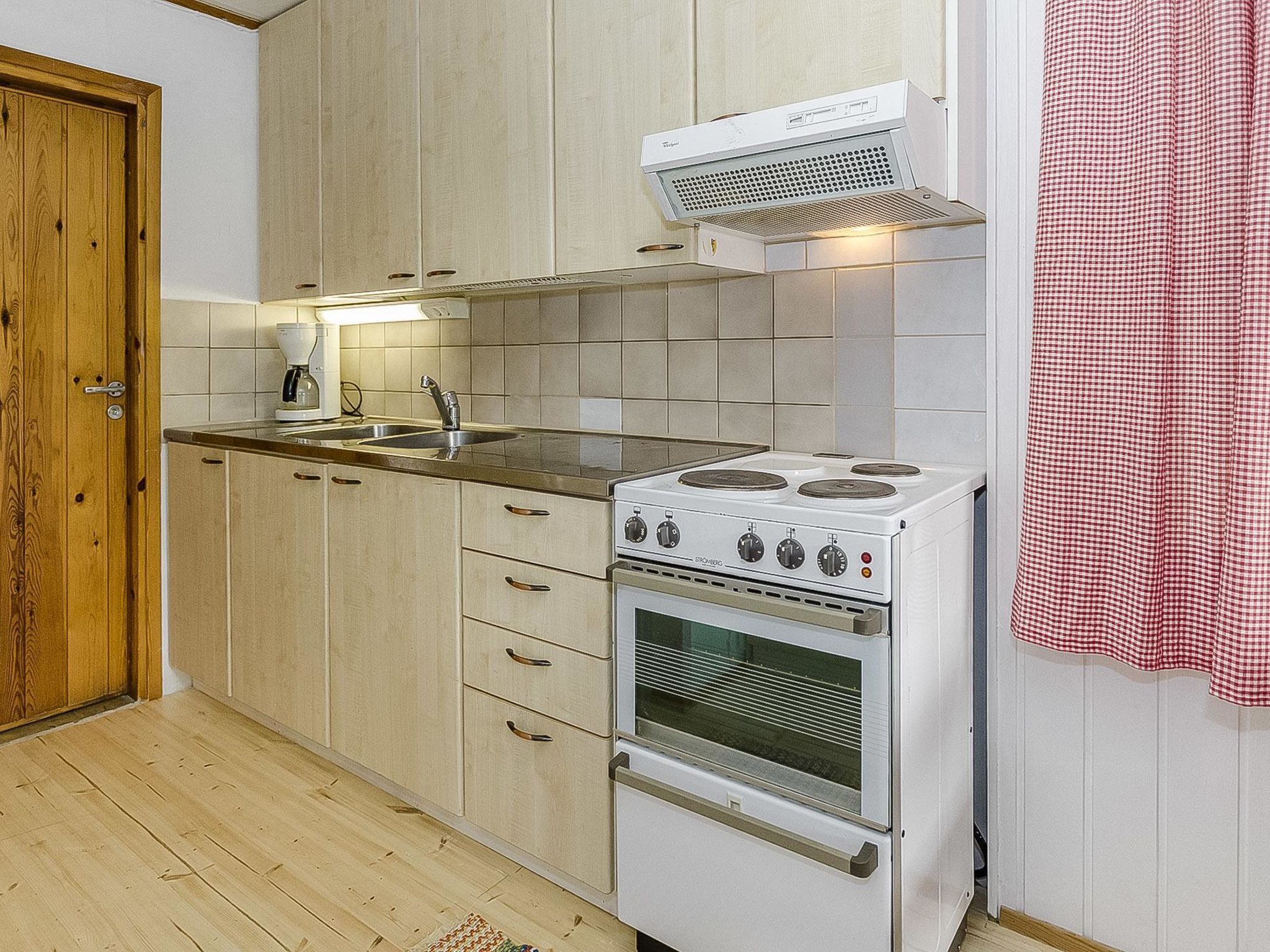 Jääkaappi, mikroaaltouuni, keittoastiat/astiat/ruokailuvälineet