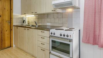 KylskÄp, mikrovÄgsugn och grytor/köksredskap