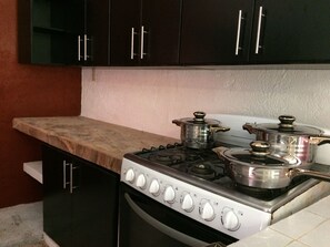 Basic Townhome, 3 Bedrooms | Private kitchen | Oven, cookware/dishes/utensils