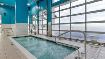 Una piscina techada, una piscina al aire libre de temporada