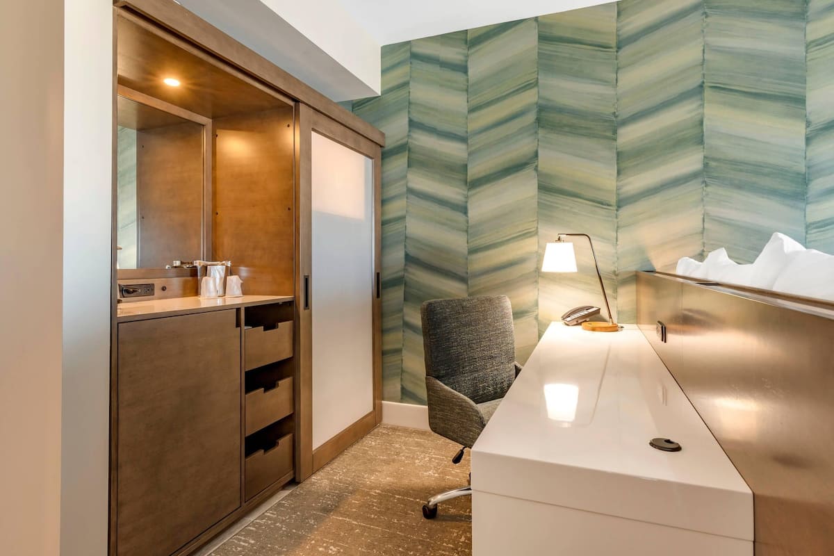 Standardzimmer, 1 King-Bett und Schlafsofa, Nichtraucher (Upper Floor) | Hochwertige Bettwaren, Schreibtisch, laptopgeeigneter Arbeitsplatz