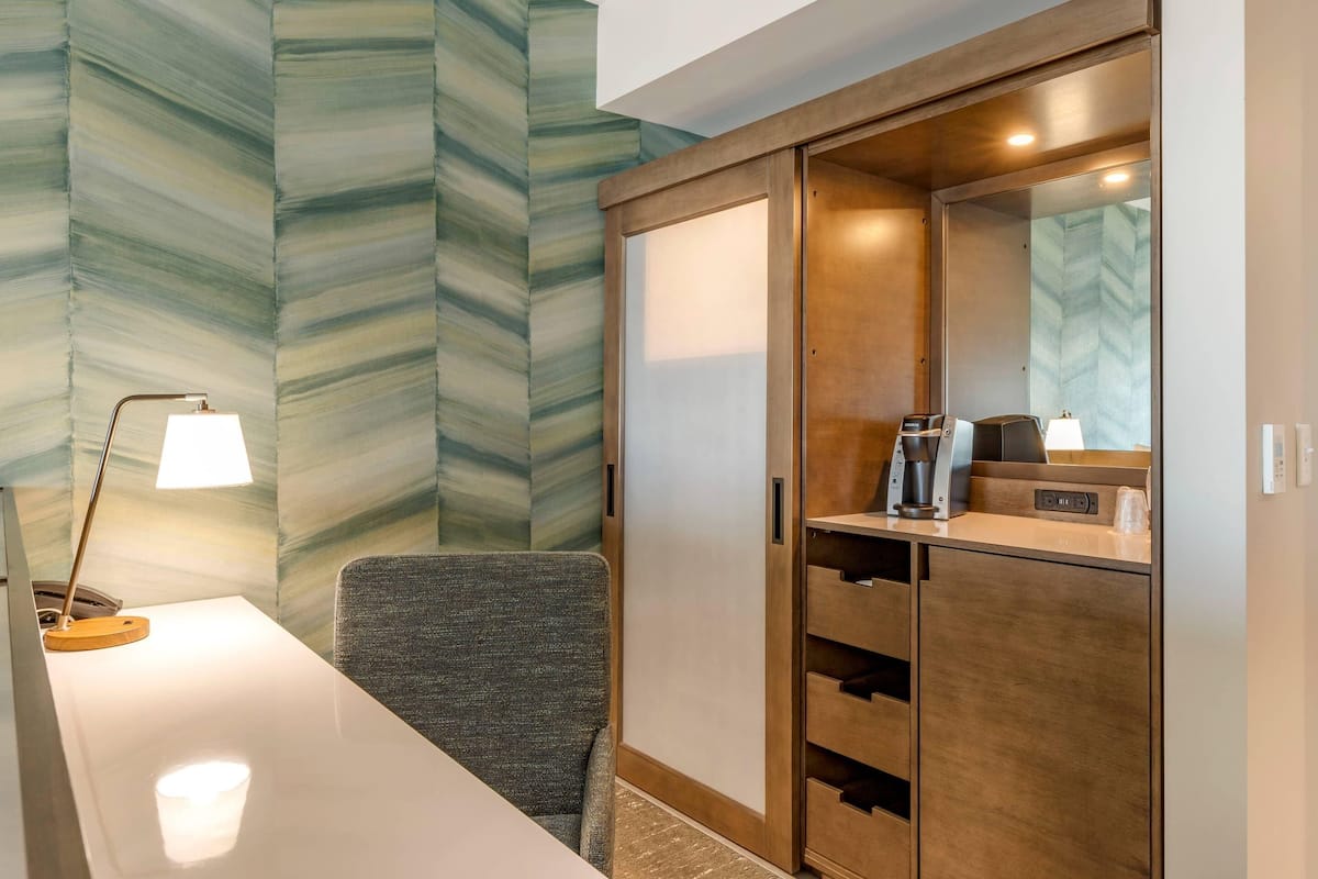 Ropa de cama de alta calidad y escritorio