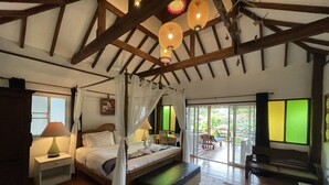 Une chambre spacieuse avec un grand lit, un baldaquin et une vue sur un jardin luxuriant, grâce à de grandes fenêtres.
