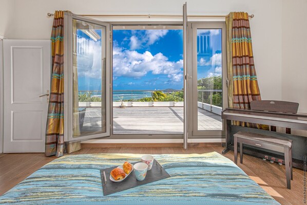 4 chambres, bureau, fer et planche à repasser, lit parapluie