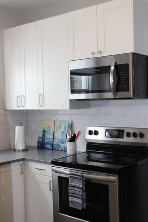 Microondas, lavavajillas, cafetera o tetera y utensilios de cocina