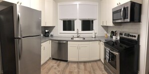 Micro-ondes, lave-vaisselle, cafetière/bouilloire