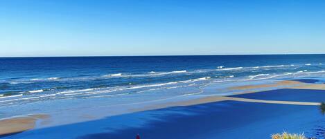 على الشاطئ، كراسي للتشمس، مناشف للشاطئ