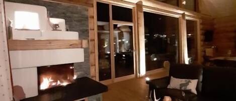 Royal-Apartment | Wohnbereich | 90-cm-Flachbildfernseher mit Digitalempfang, Fernseher, Kamin