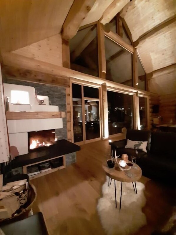 Departamento Royal | Área de sala de estar | Televisión de pantalla plana, chimenea, Netflix y juguetes