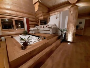 Departamento Royal | Área de sala de estar | Televisión de pantalla plana, chimenea, Netflix y juguetes