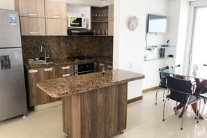 Fridge, microwave, coffee/tea maker, cookware/dishes/utensils - Ocean Front Apartment in Bocagrande (Cartagena)