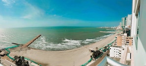 Una playa cerca, sillas reclinables de playa