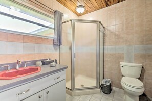 Amenidades de baño gratuitas, secadora de cabello, toallas