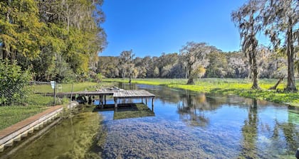 Rainbow River Oasis w/ Kayaks + Furnished Sunroom!