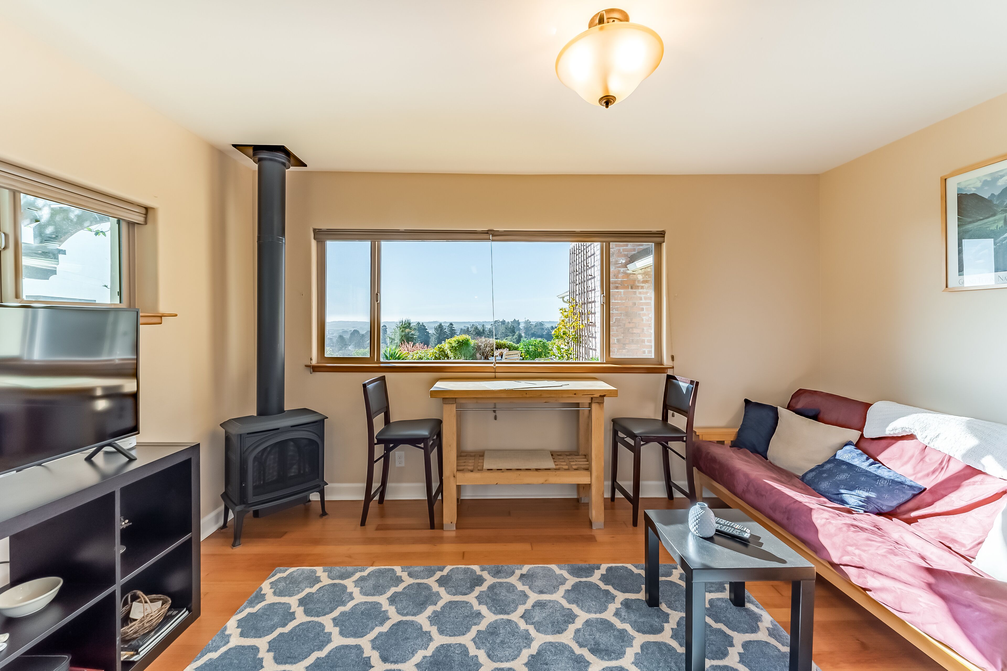 Cozy cottage with a full kitchen, WiFi, gas fireplace, & sweeping bay views