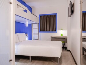 Habitación, varias camas | Escritorio, wifi gratis y ropa de cama 
