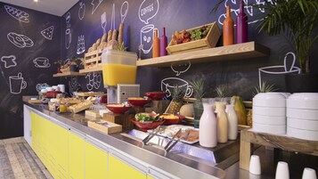 Desayuno buffet diario (COP 36000 por persona)