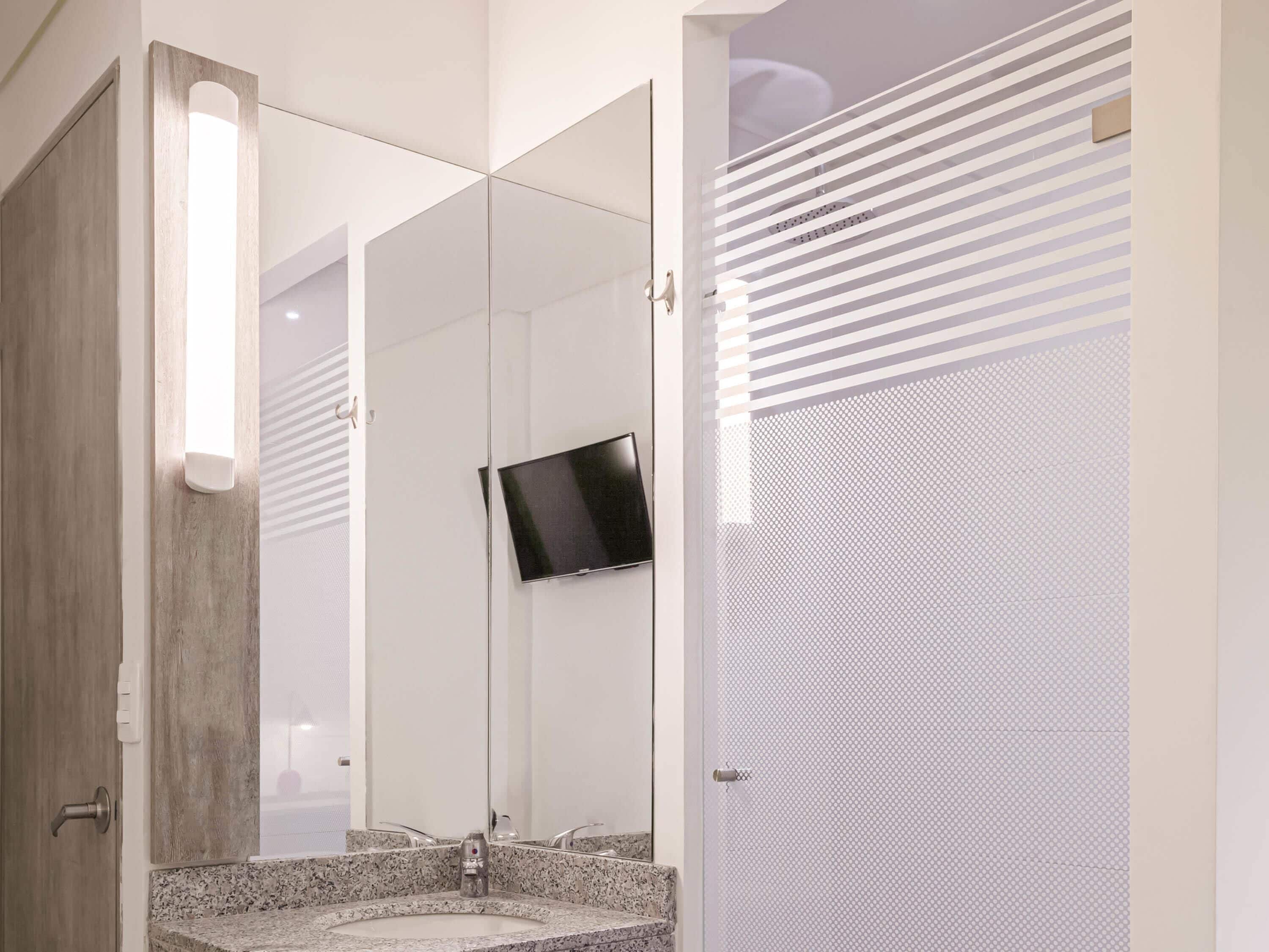 書桌、免費 Wi-Fi、床單