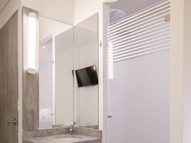 Escritorio, wifi gratis y ropa de cama 