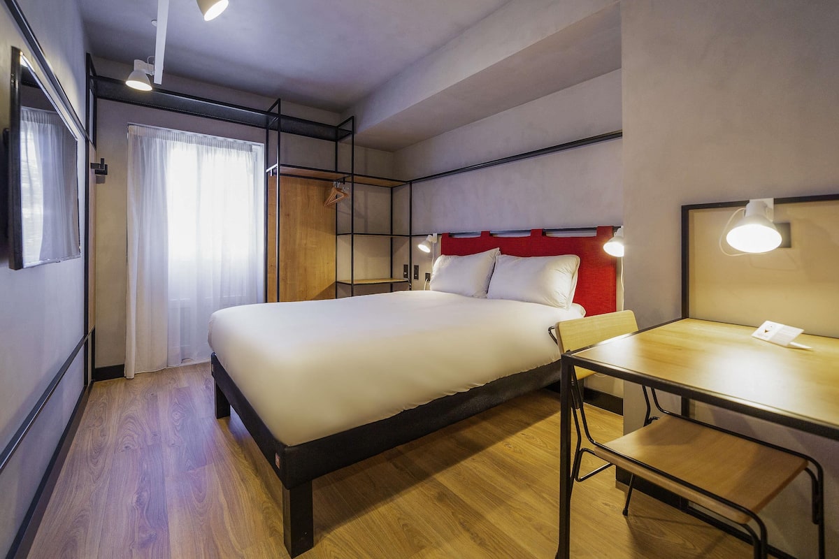Superior tweepersoonskamer, 1 queensize bed, balkon | Een bureau, een laptopwerkplek, verduisterende gordijnen