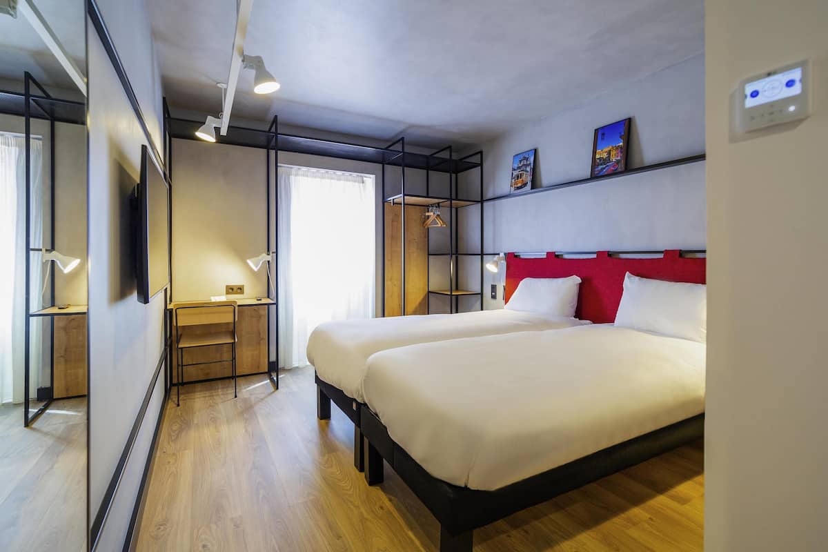 Standard Twin Room, 2 Twin Beds | 1 bedroom, individually decorated, individually furnished, desk