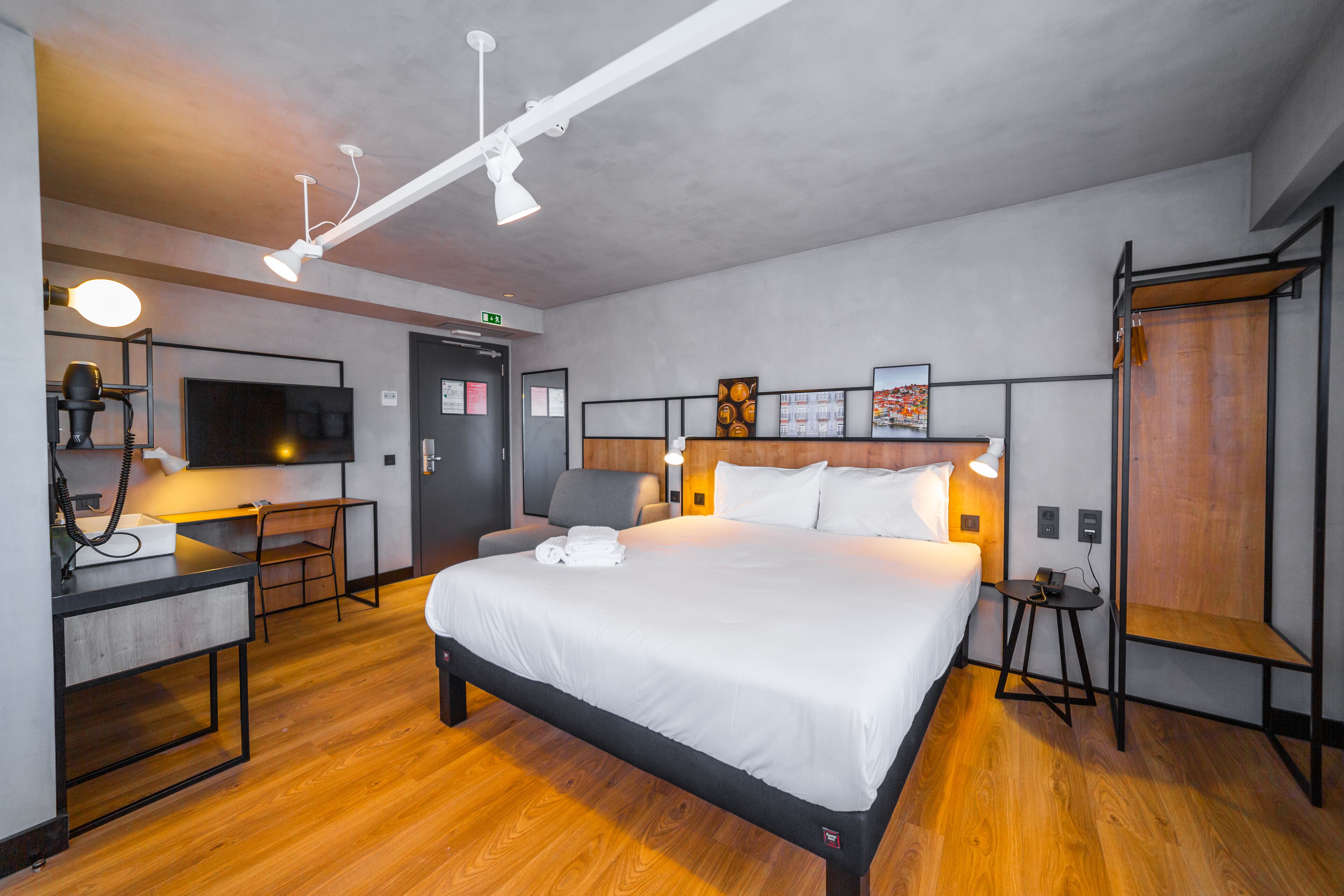 1 bedroom, individually decorated, individually furnished, desk