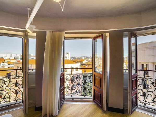 Individually decorated, individually furnished, desk, laptop workspace - ibis Porto Centro Mercado Bolhao (Porto)