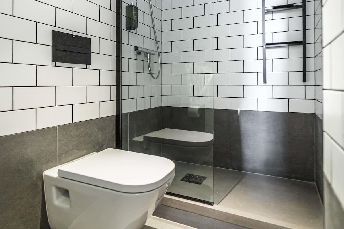 Standard Double Room, 1 Double Bed | 1 bedroom, individually decorated, individually furnished, desk