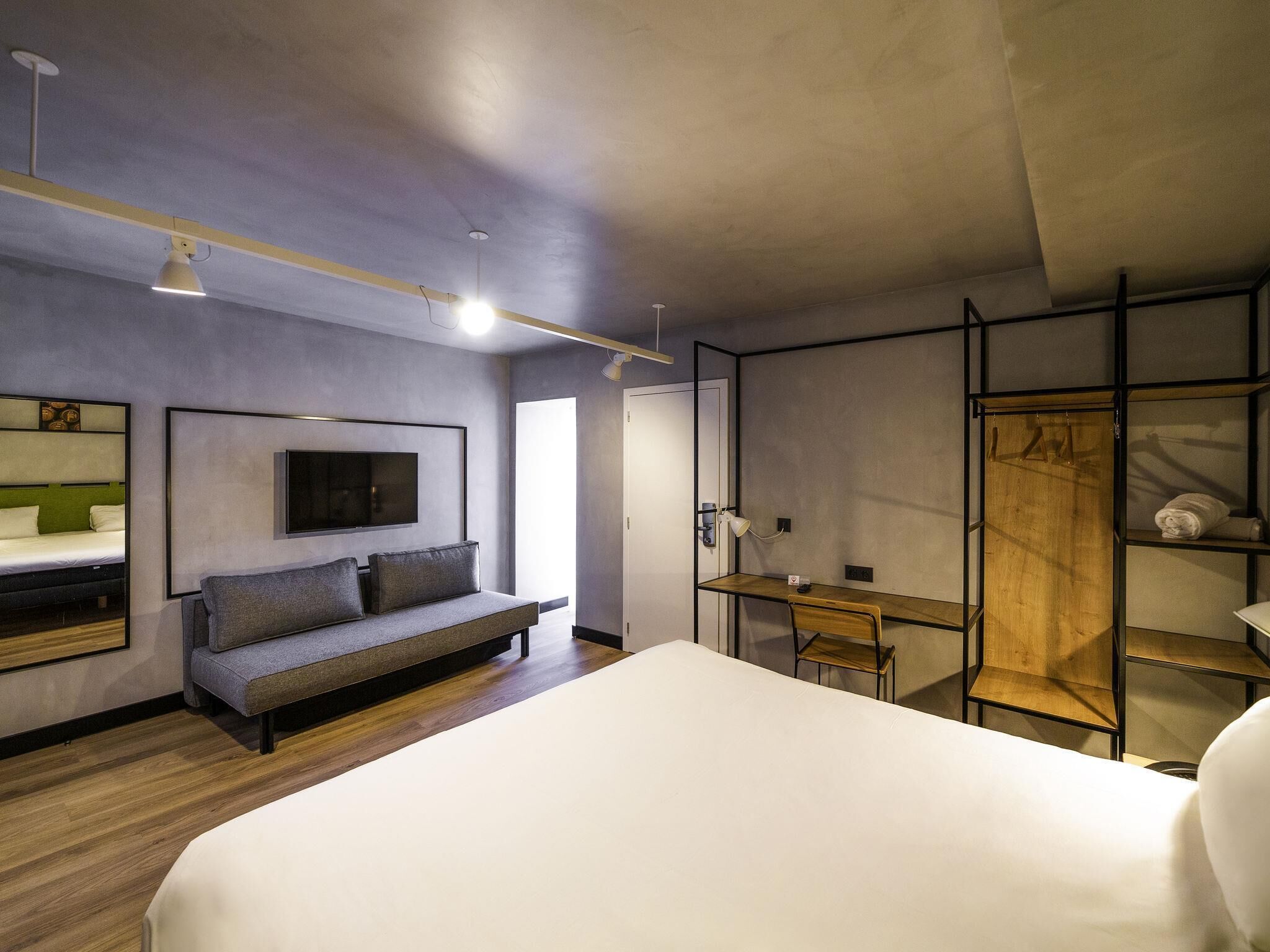 Habitación familiar, 1 cama matrimonial y sofá cama (Standard) | Decoración personalizada, muebles diferentes y escritorio 