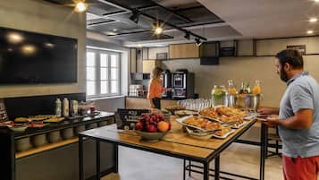 Se ofrece un desayuno para llevar (12 EUR por persona)