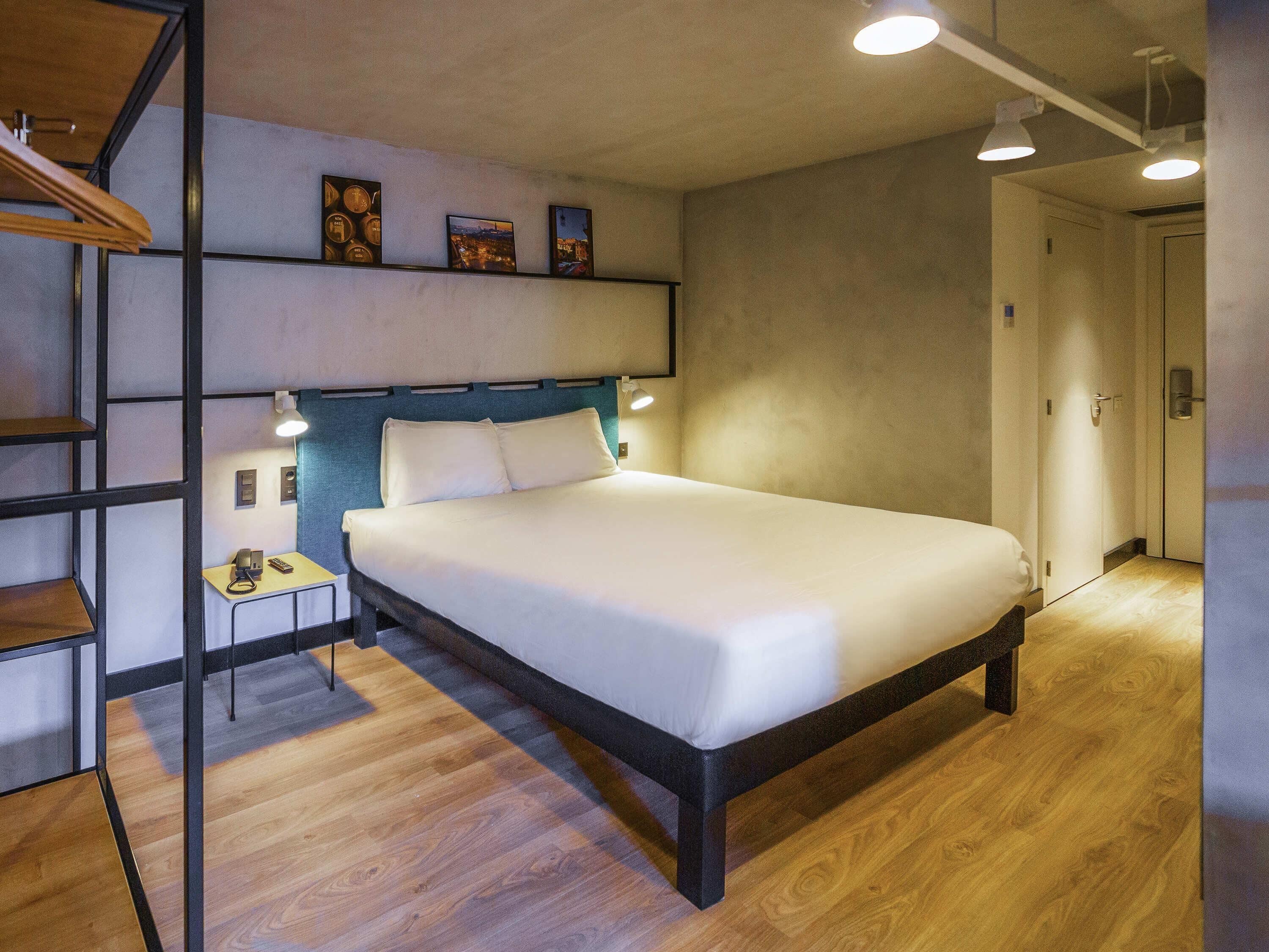 Yksilöllisesti sisustettu, yksilöllisesti kalustettu, työpöytä