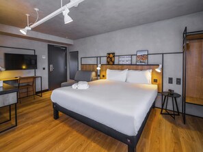 Individually decorated, individually furnished, desk, laptop workspace - ibis Porto Centro Mercado Bolhao (Porto)
