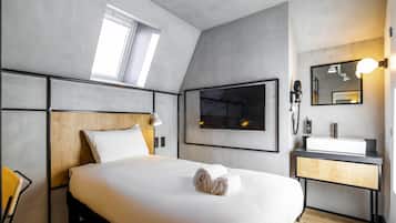 1 bedroom, individually decorated, individually furnished, desk