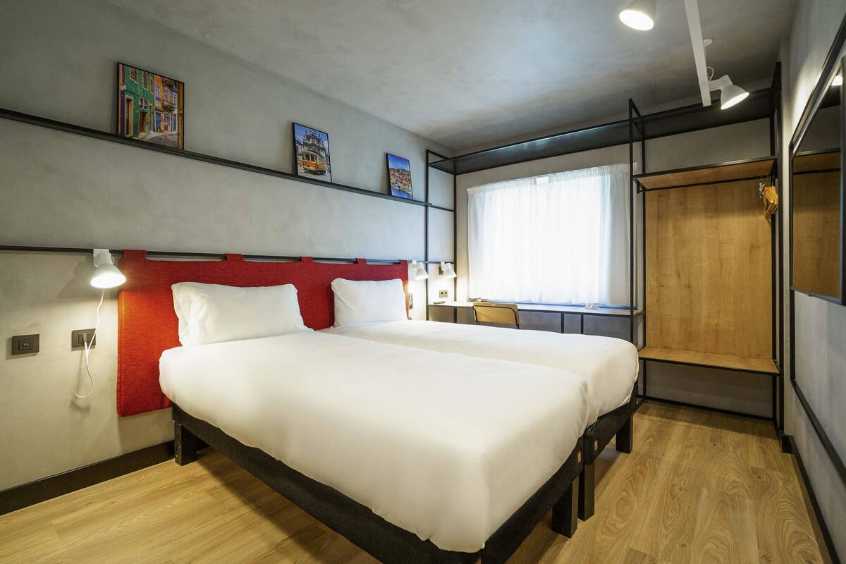 Standaard Twin kamer, 2 eenpersoonsbedden | Een bureau, een laptopwerkplek, verduisterende gordijnen