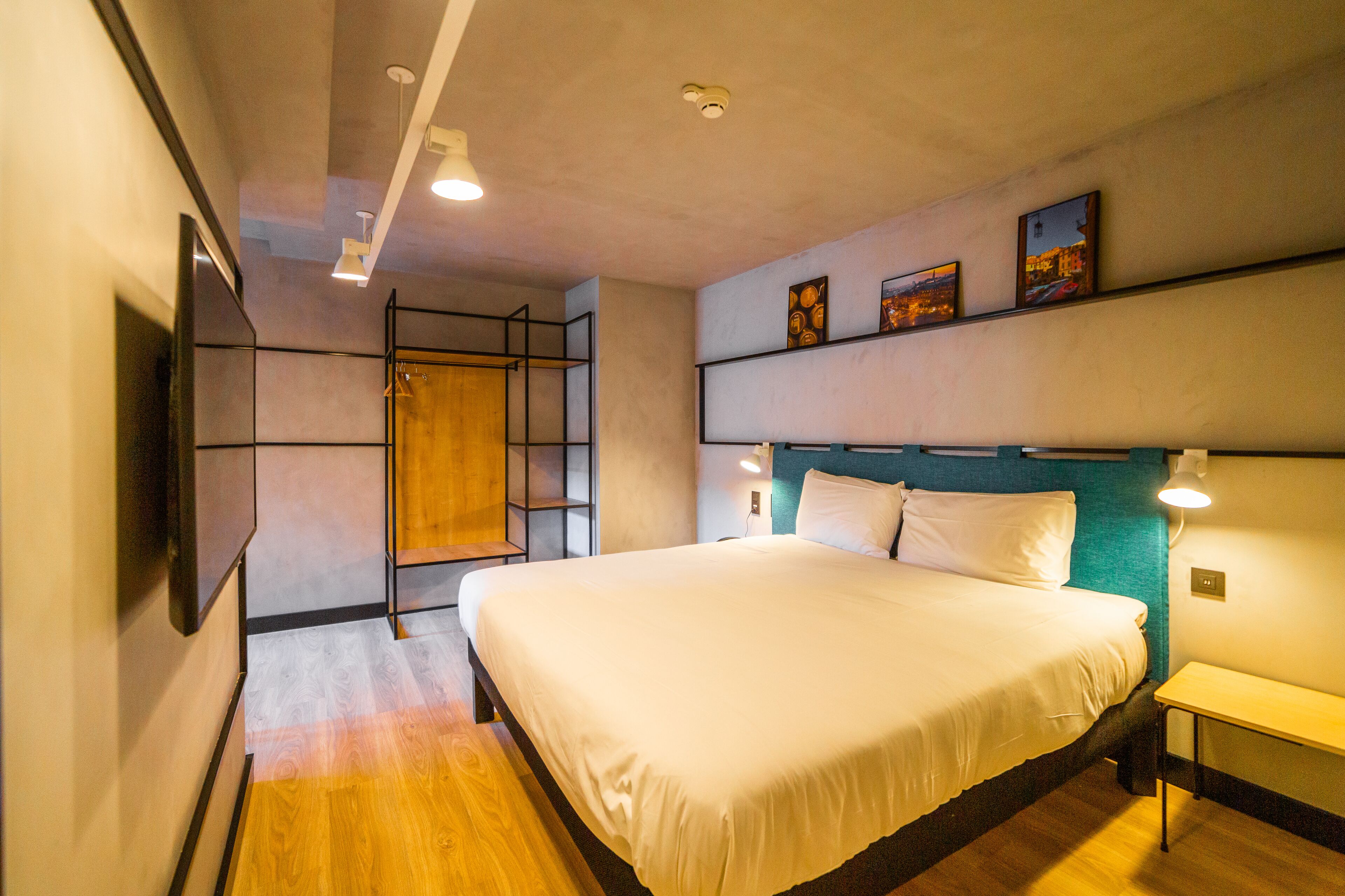 suite, 1 double bed with sofa bed | 1 bedroom, individually decorated, individually furnished, desk