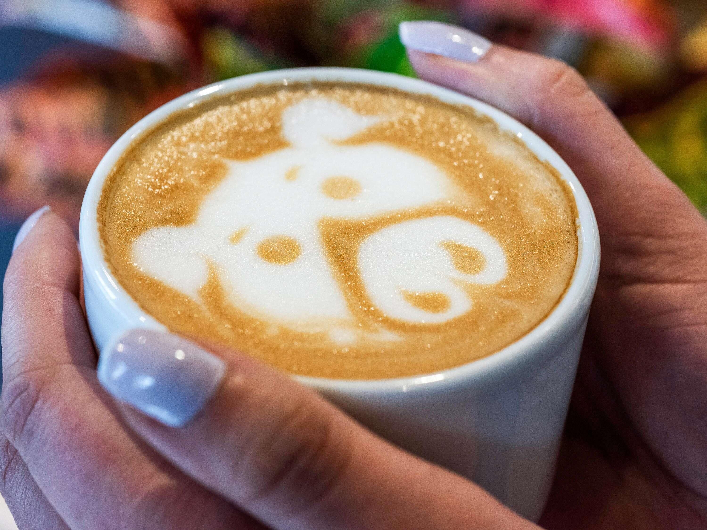 Una taza de café con arte de leche.