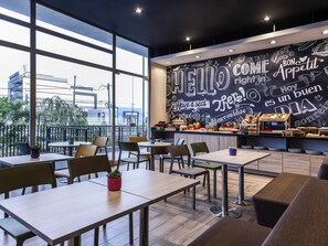 Breakfast, lunch and dinner served - ibis Chia (Chia)